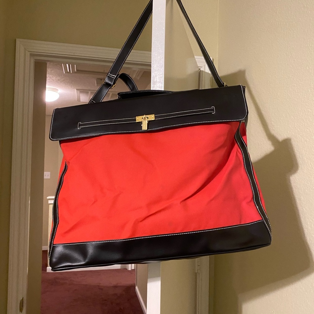 NEW. Weekend tote bag with detachable strap